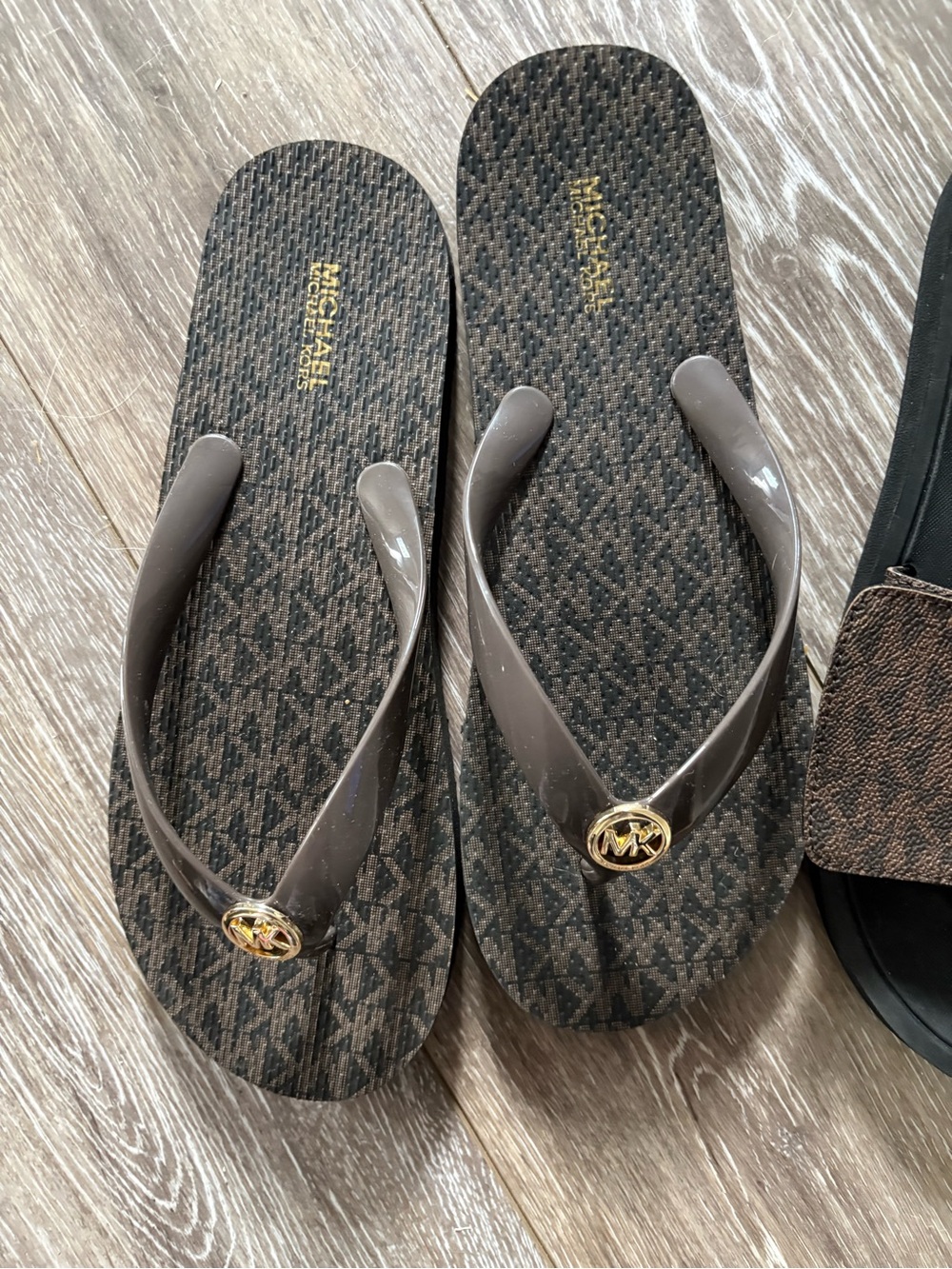 Michael Kors Men’s Brown Logo Slide Sandals and Flip Flops bundle - Picture 2 of 8